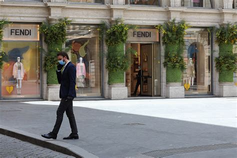 fendi roma rapina|Fendi, rapina in via del Corso a Roma: rubate una trentina di .